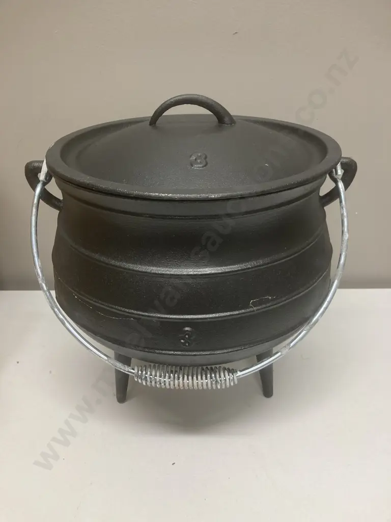 Unused 8 Litre Cast iron Potjie Pot In Wooden Case With Rope Handles, Adventuridge Image 1++