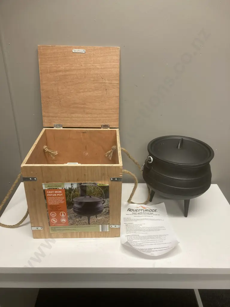 Unused 8 Litre Cast iron Potjie Pot In Wooden Case With Rope Handles, Adventuridge Image 1++