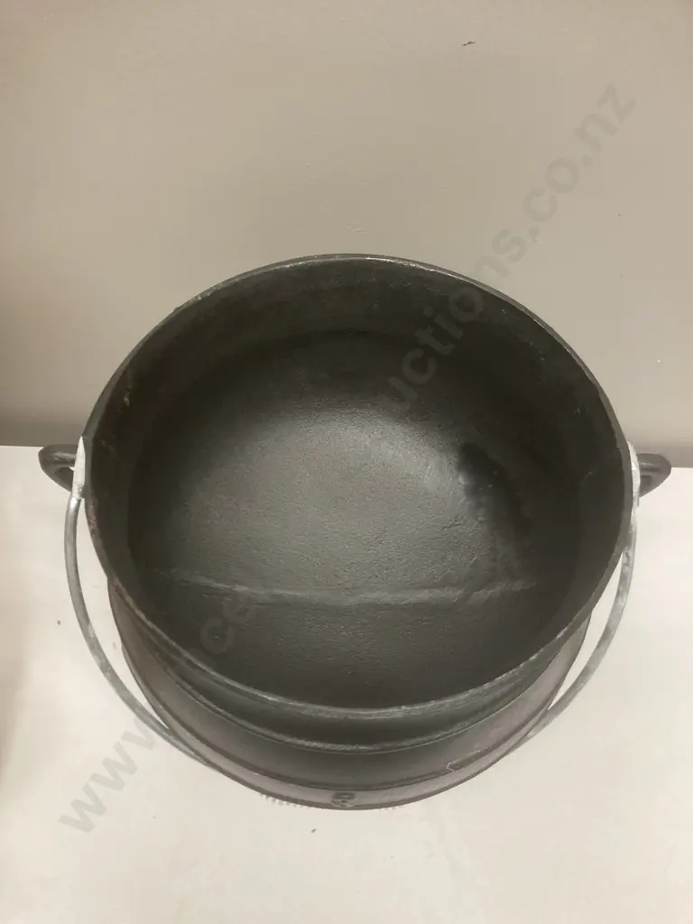 Unused 8 Litre Cast iron Potjie Pot In Wooden Case With Rope Handles, Adventuridge Image 1++