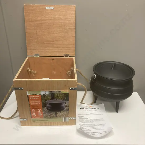 Unused 8 Litre Cast iron Potjie Pot In Wooden Case With Rope Handles, Adventuridge