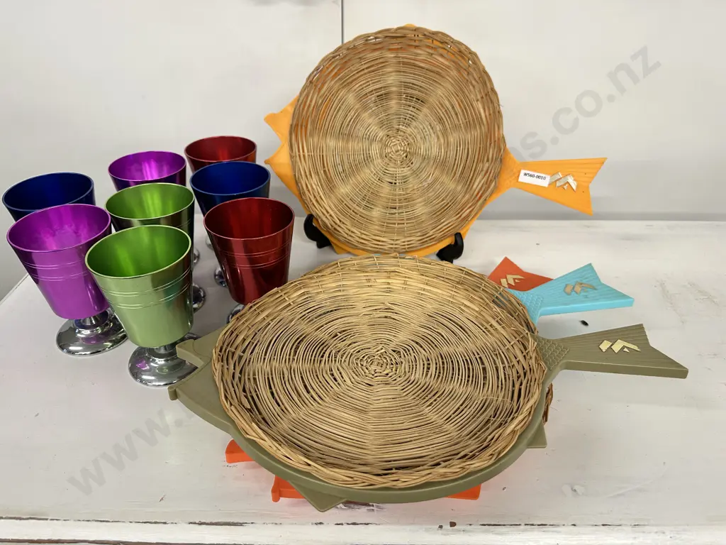 4 x 1950s Stylised Plastic Fish Plates With Wicker Lining (Unused) & 8 x Anodized Goblets Image 1++