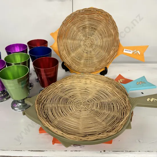 4 x 1950s Stylised Plastic Fish Plates With Wicker Lining (Unused) & 8 x Anodized Goblets