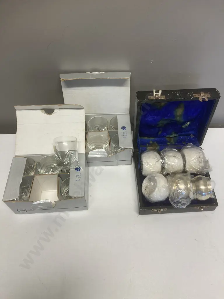 Vintage Cased Serviette Ring Set (AF) & 2 Sets of 6 Crystal Shot Glasses Image 1++
