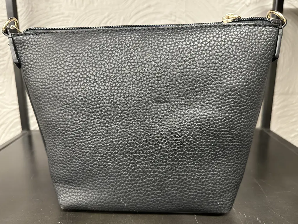 Guess Top Zip Handbag With A Chain Strap - Black Image 1++
