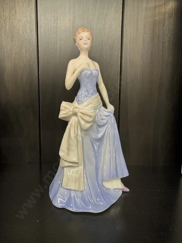 Coalport Figurine 'Lady With Bow' H21cm Image 1++