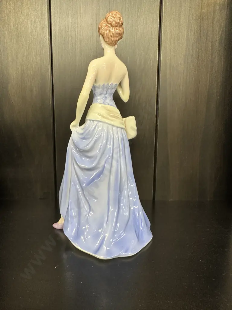Coalport Figurine 'Lady With Bow' H21cm Image 1++