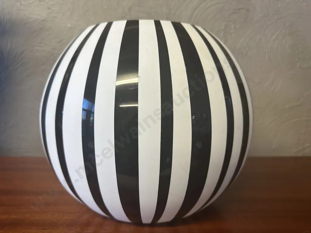 Stunning Black & White Glass Bowl Image 1++