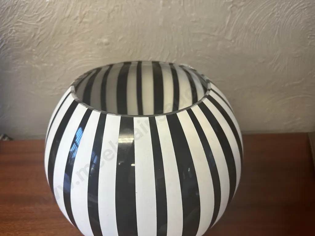 Stunning Black & White Glass Bowl Image 1++