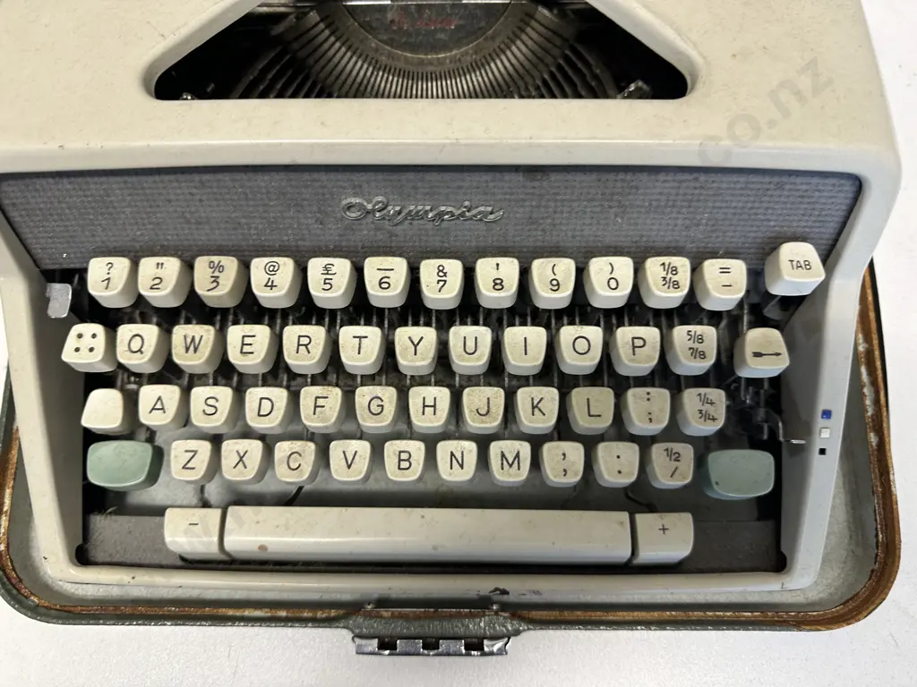 Vintage Olympia West German Typewriter In Case Image 1++