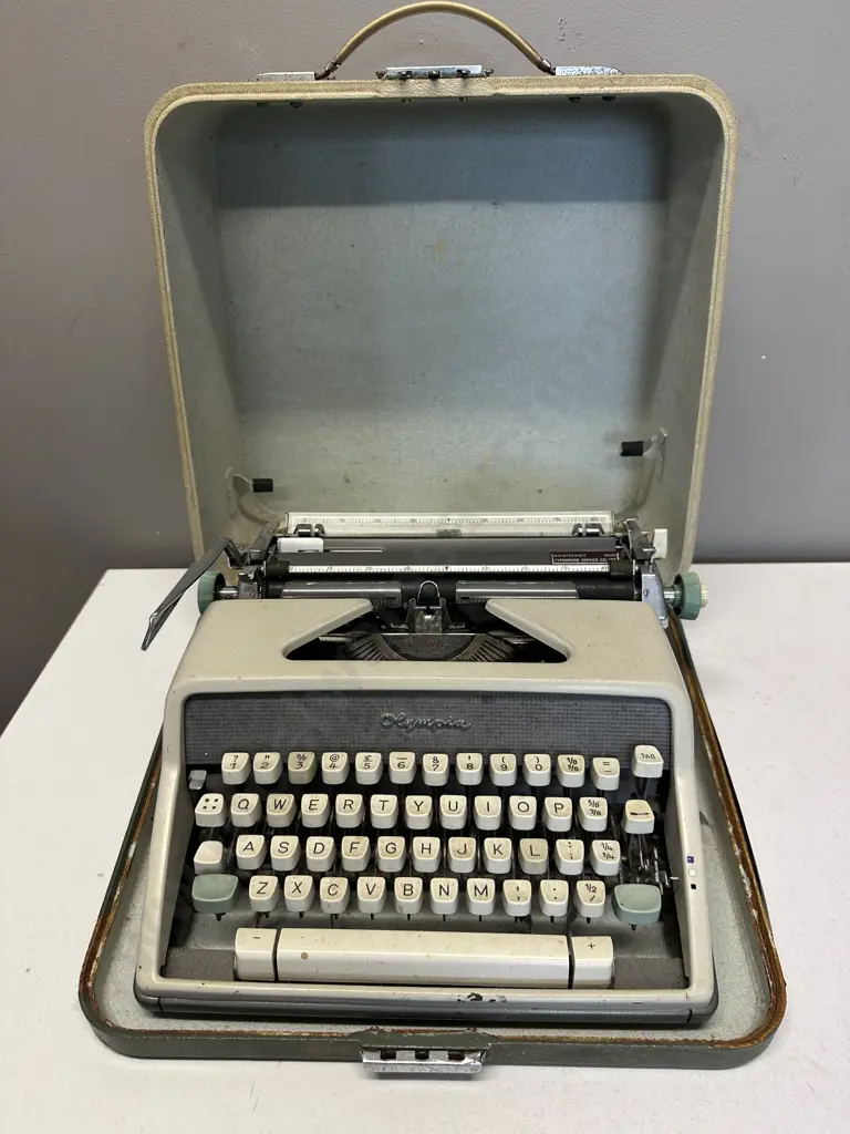 Vintage Olympia West German Typewriter In Case Image 1++