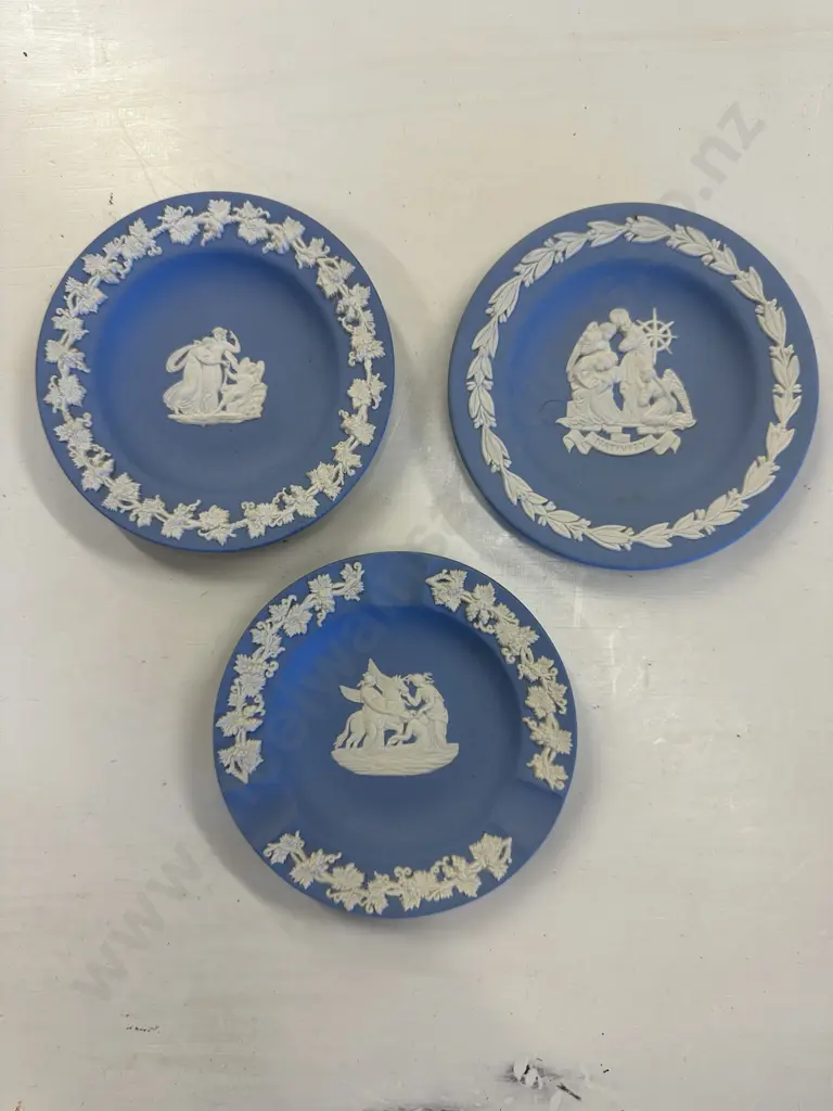 Vintage Wedgwood Three Pieces Of Classic Blue & White  Dishes Image 1++