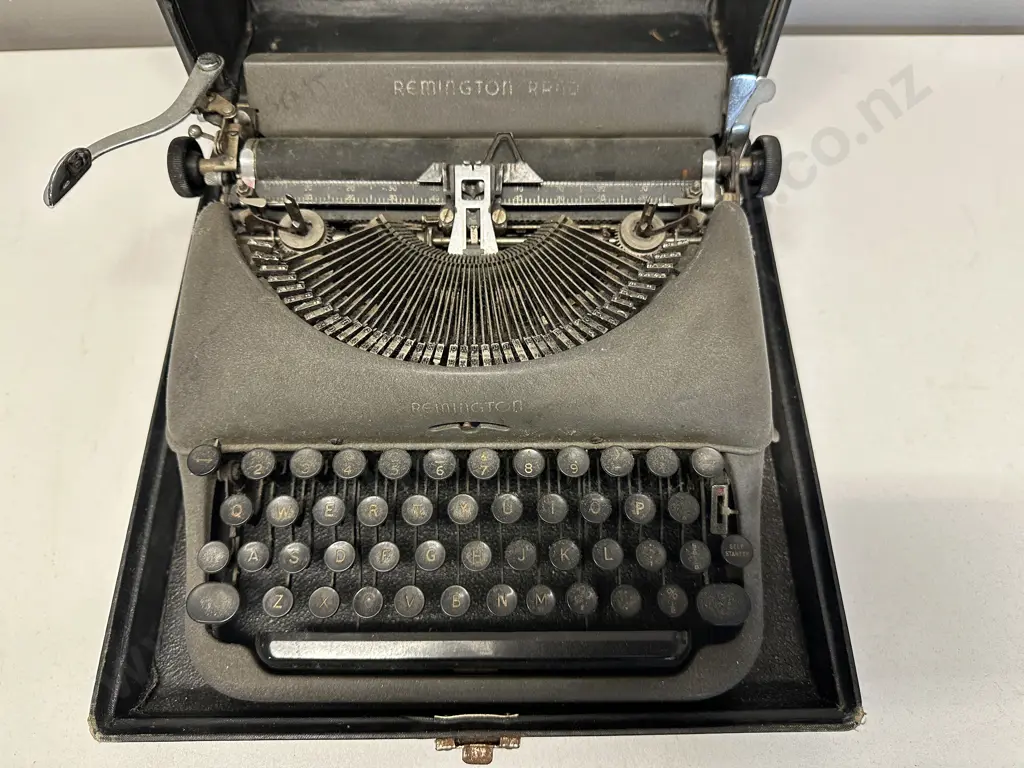 Vintage Remington Typewriter In Case Image 1++