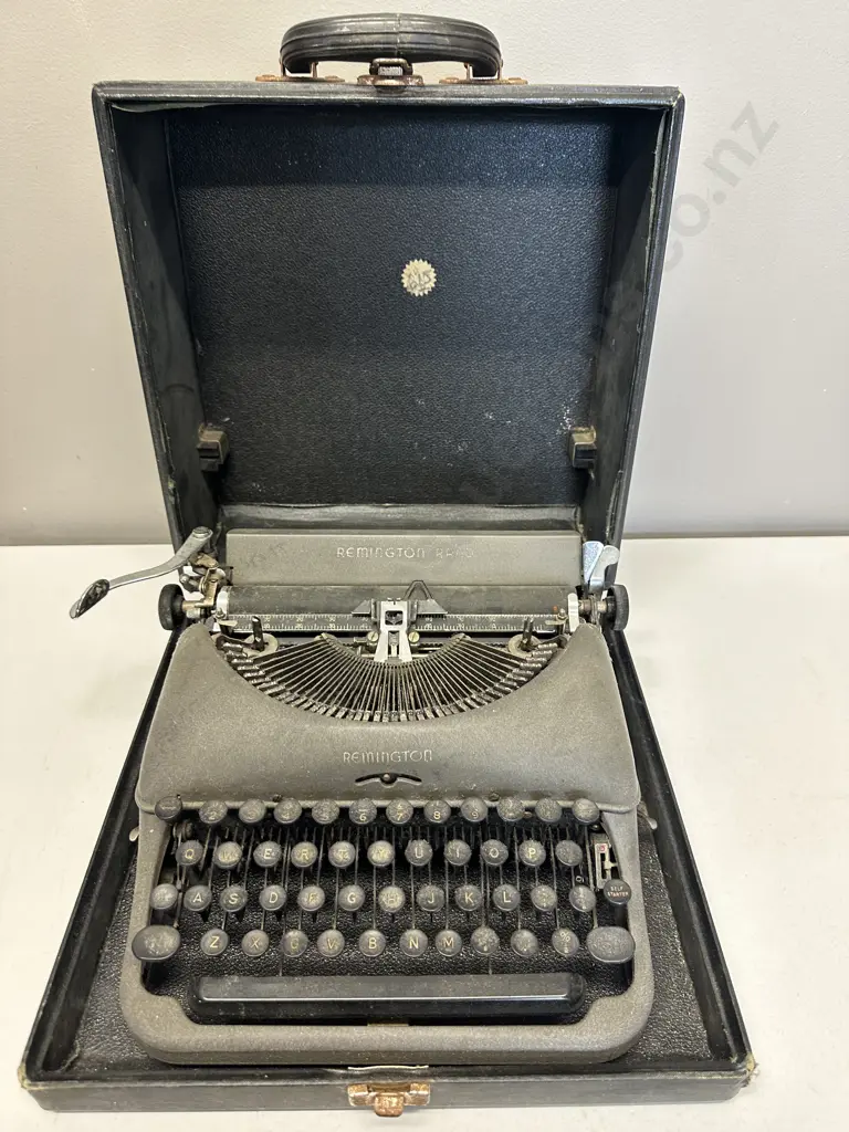 Vintage Remington Typewriter In Case Image 1++