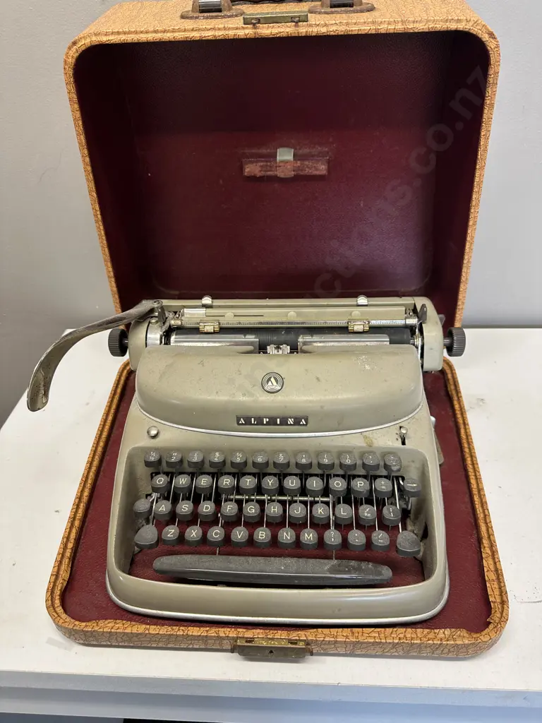 Vintage Alphina Typewriter In Case Made In West Germany Image 1++