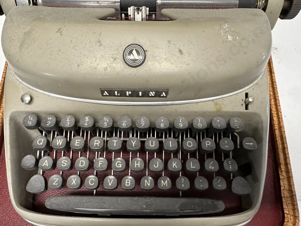 Vintage Alphina Typewriter In Case Made In West Germany Image 1++