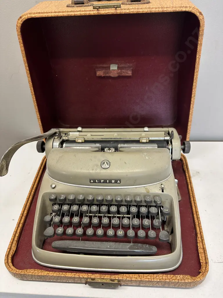 Vintage Alphina Typewriter In Case Made In West Germany Image 1++