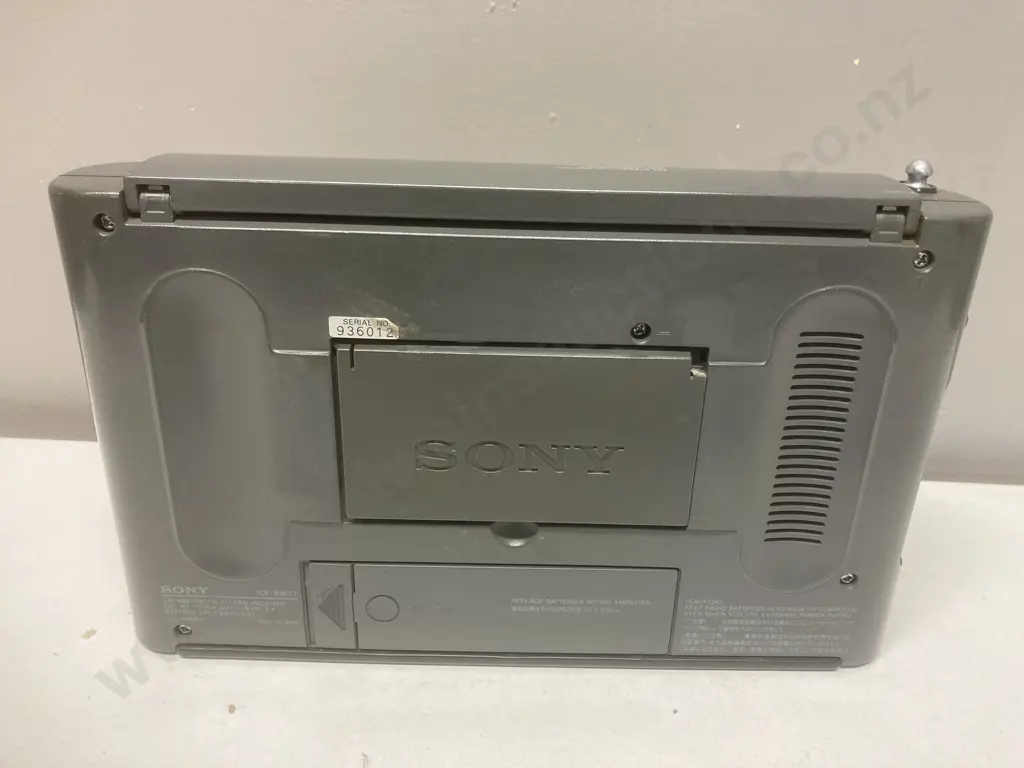 Vintage Collectable Sony ICF-SW77 SW Radio With Manuals Image 1++