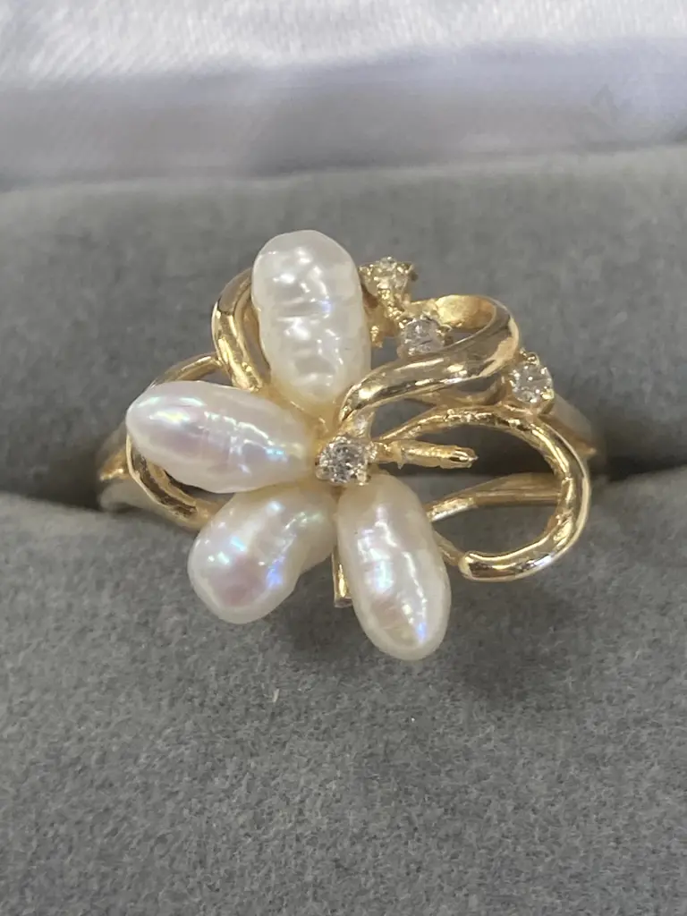 Vintage 14K Gold Ladies Ring With Small Pearls & Diamonds (1 Pearl Missing), Stamped Image 1++