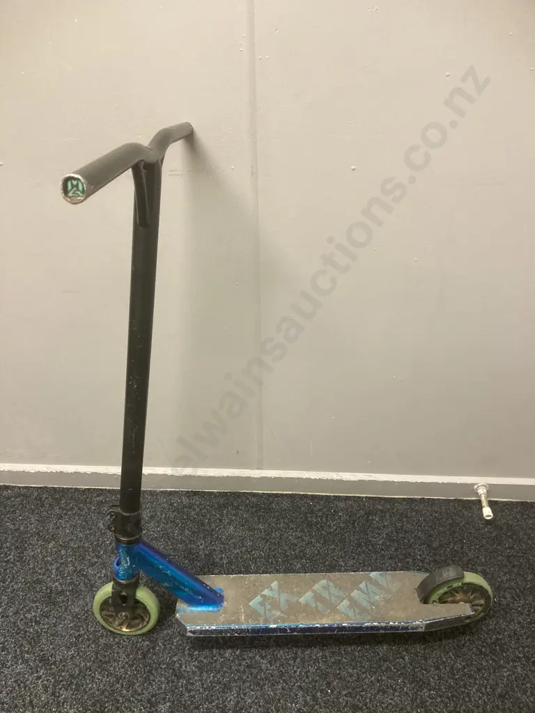 FXTR Kids Scooter With Green Wheels Image 1++