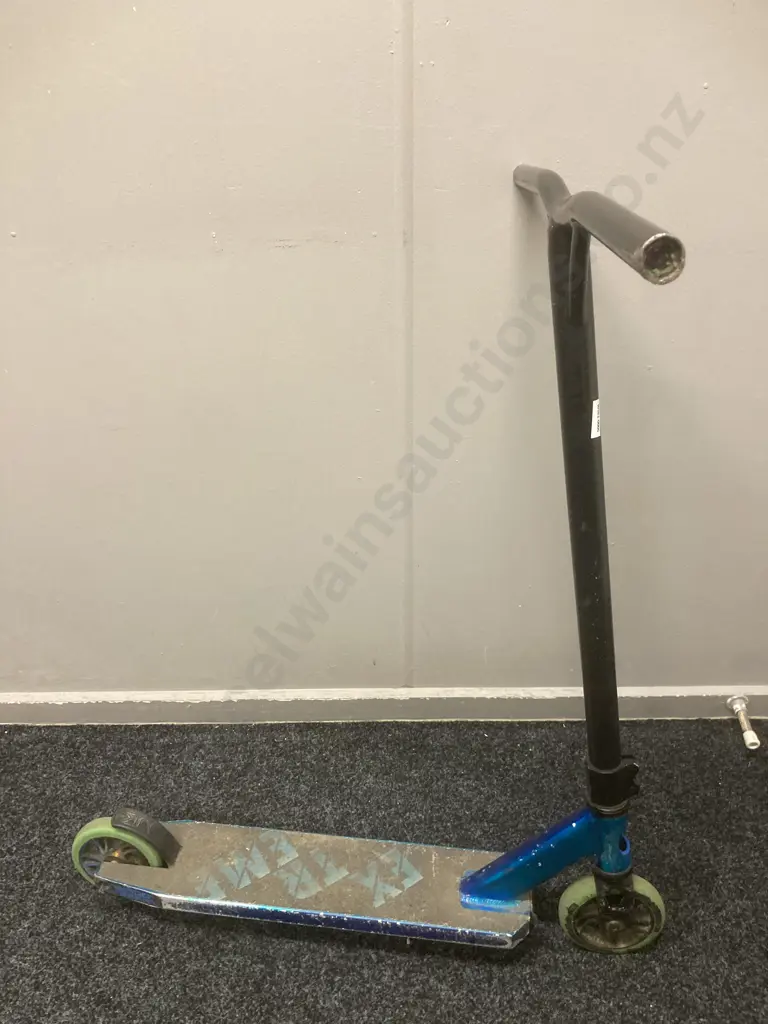 FXTR Kids Scooter With Green Wheels Image 1++