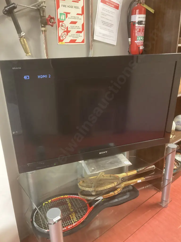 Sanyo 40" LCD TV With Remote Control (Doesn't Work All Functions On TV), Model 40CX520 Image 1++