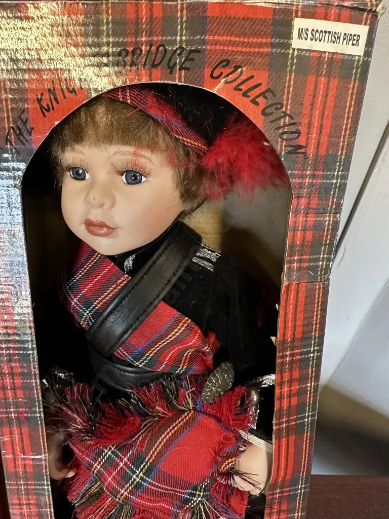 Porcelain Dolls x2 The Knightsbridge Collection Scottish Piper Image 1++