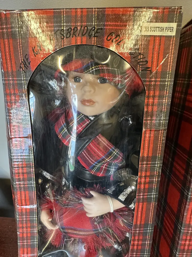 Porcelain Dolls x2 The Knightsbridge Collection Scottish Piper Image 1++