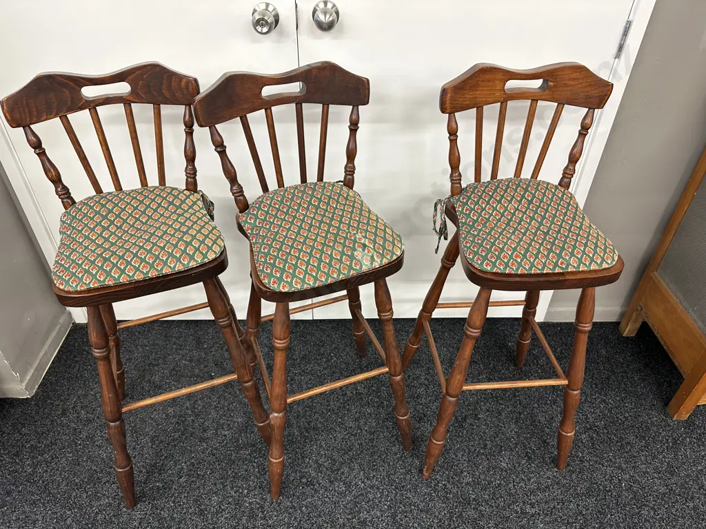 Set of 3 Colonial Highback Barstools With Cushions Image 1++