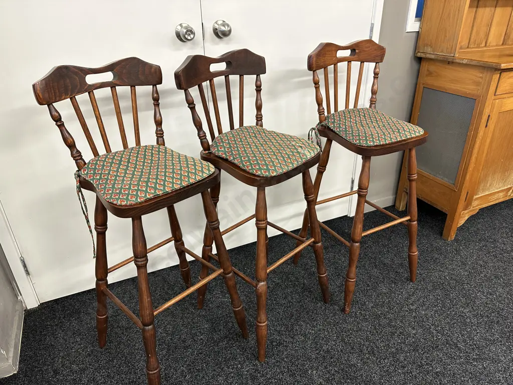 Set of 3 Colonial Highback Barstools With Cushions Image 1++