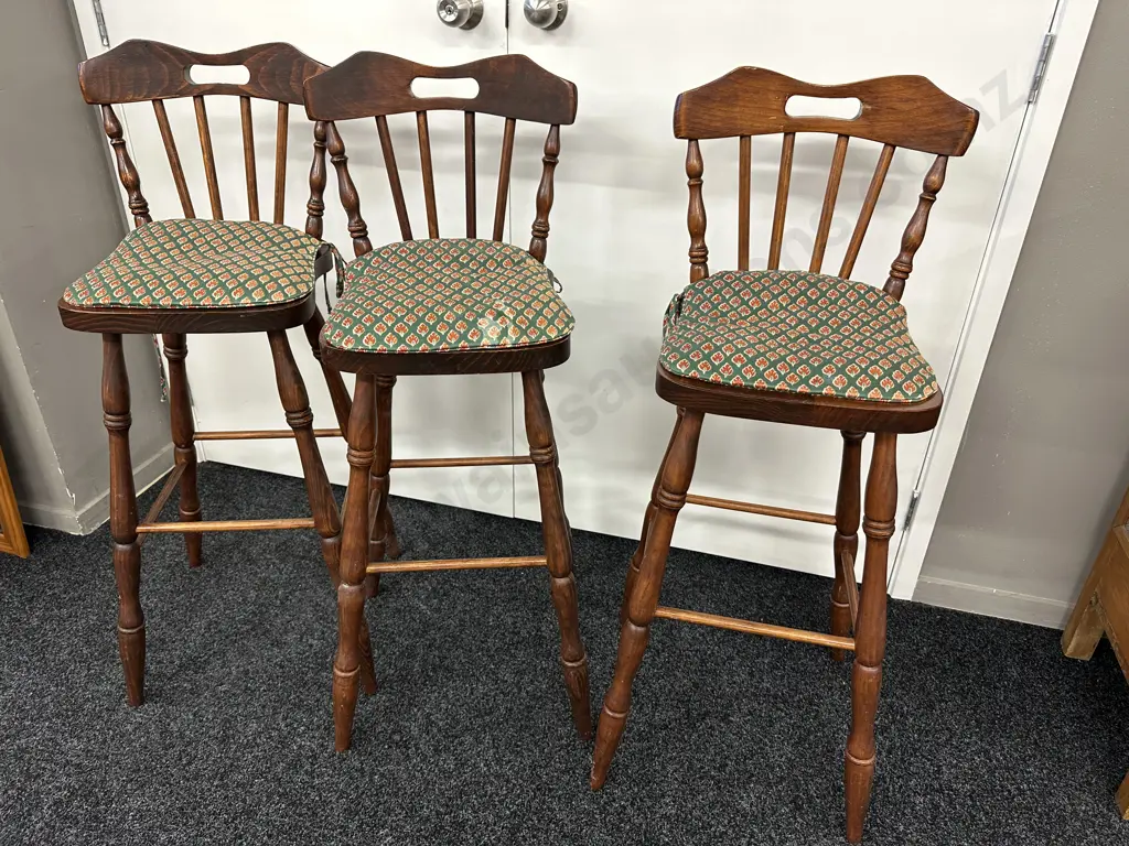 Set of 3 Colonial Highback Barstools With Cushions Image 1++