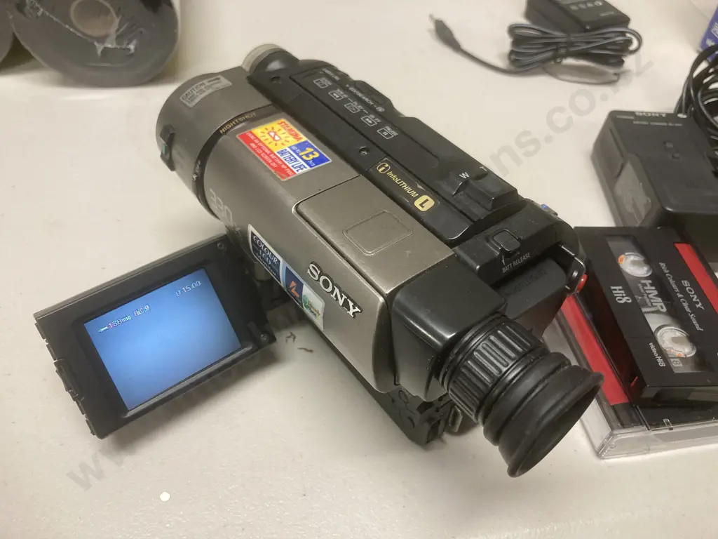 Sony CCD-TRV46E Video Camera Recorder, Tapes, Leads, Charger Etc, 2.5" LCD Screen, 330x Digital Zoom Image 1++