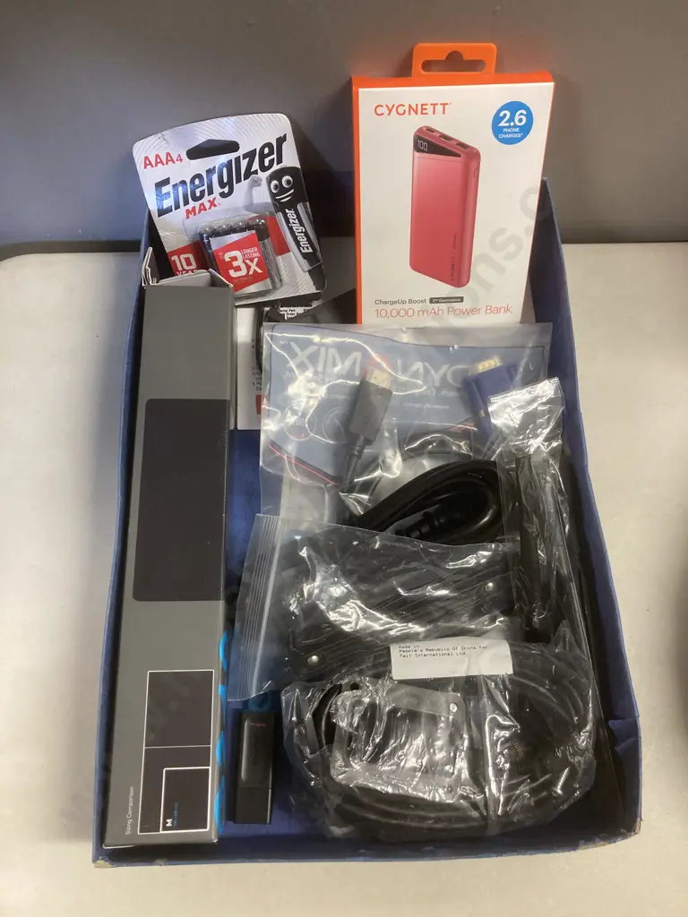 Cygnett Chargeup Boost (Gen 2) 10,000mAh Power Bank, Assorted Cables, Leads Etc Image 1++