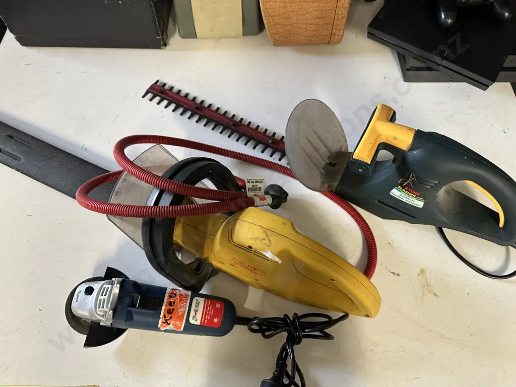 AL-KO Hedge Trimmer, Ryobi Garden Trimmer & Angle Grinder Image 1++