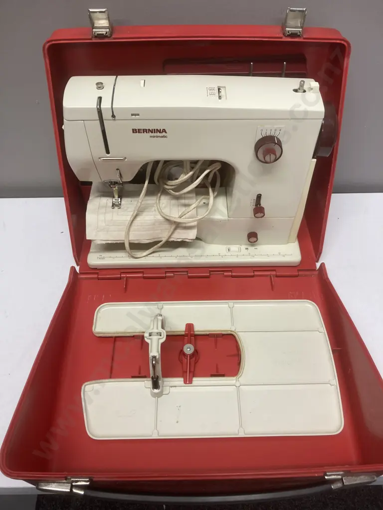 Bernina Minimatic Sewing Machine In Carry Case, 1415741 Image 1++
