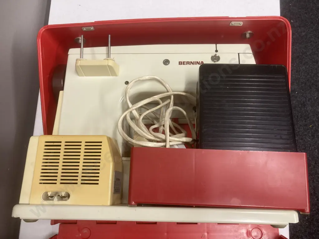 Bernina Minimatic Sewing Machine In Carry Case, 1415741 Image 1++
