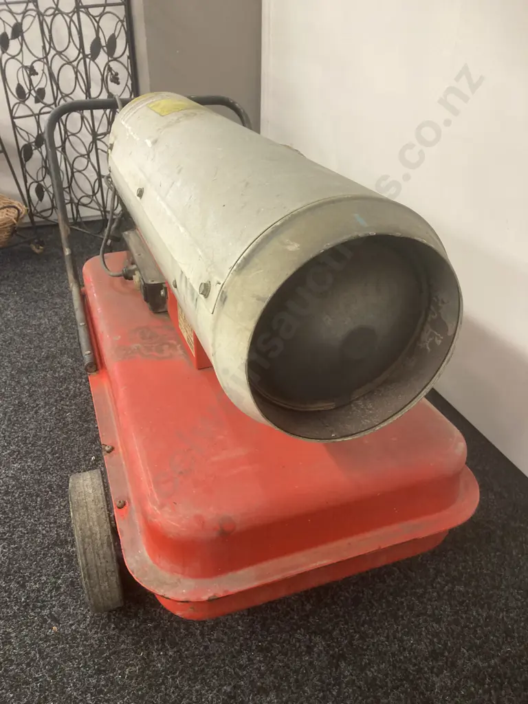 Spitfire DC25 Diesel/Kerosene Heater, 26kw,180watts,1.4amps, Direct Fire Portable Heater, 52 x 91cm Image 1++