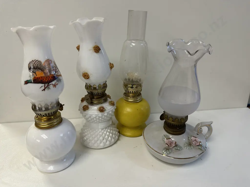 Selection of 4 Vintage Hurricane Lamps, Milk Glass Etc Image 1++