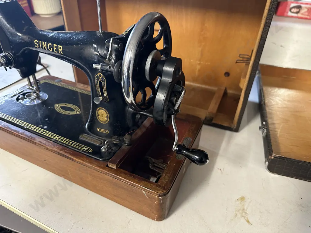 Antique Singer Hand Operated Sewing Machine In Case ( Vintage Condition) Image 1++