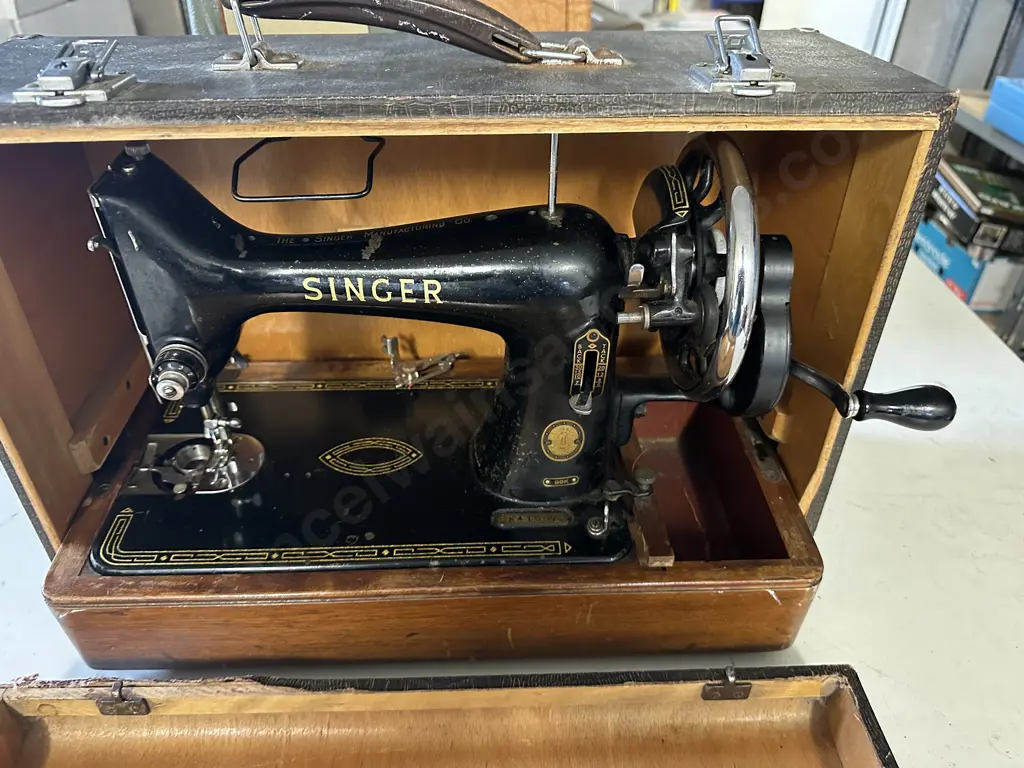 Antique Singer Hand Operated Sewing Machine In Case ( Vintage Condition) Image 1++
