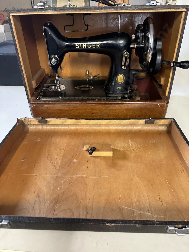 Antique Singer Hand Operated Sewing Machine In Case ( Vintage Condition) Image 1++