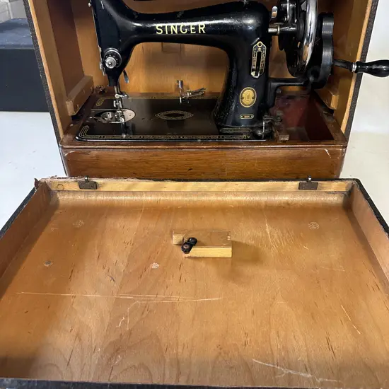 Antique Singer Hand Operated Sewing Machine In Case ( Vintage Condition)