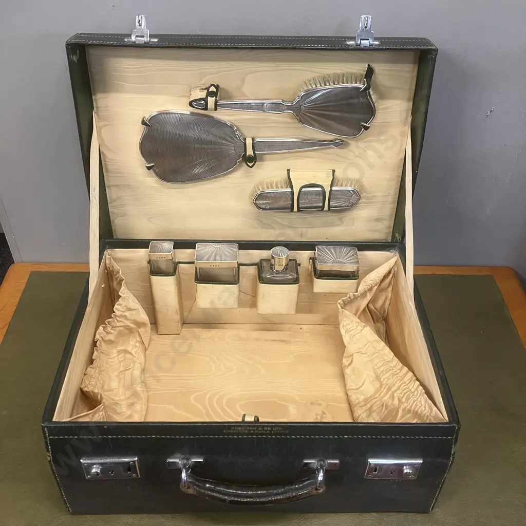 1930's Ladies Fitted Travelling Vanity Case, Sterling Silver Tops & Brushes All Hallmarked Aidie Brothers Ltd Birmingham Image 1++