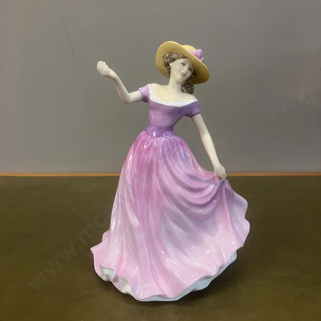 Royal Doulton "Beth" Figurine HN4156 Image 1++
