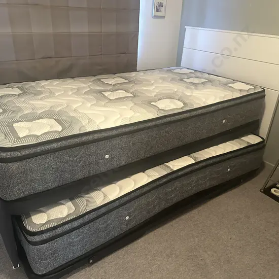 Slumberzone Snoozer Pop Up Trundler - Mint Condition