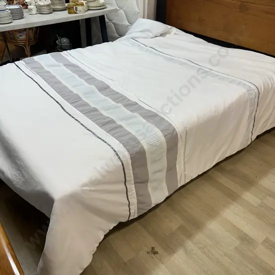 Kingsize Duvet Coverlet White With Silver & Light Blue Tones