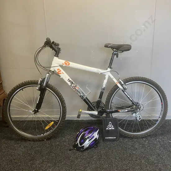 Avanti Black Thunder Bike With Manual  - L 49cm Comp MTB Series (2010) With Avanti Razor Helmet (M/L)