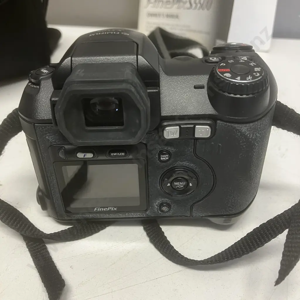 Fujifilm S5500 Digital Camera With Manual & Glanz Camera Bag (Battery Cover Wont Stay Shut) Image 1++