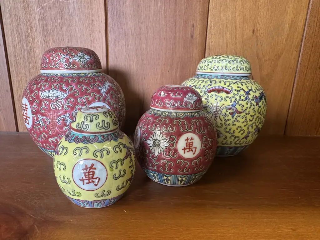 Selection Of Vintage Chinese Porcelain Ginger Jars Image 1++