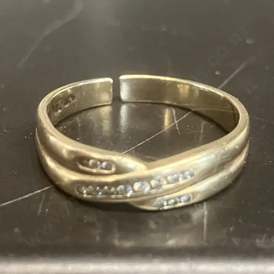 9ct Gold Crossover Ring Stamped 375 With Fourteen Small Diamonds (Damaged)