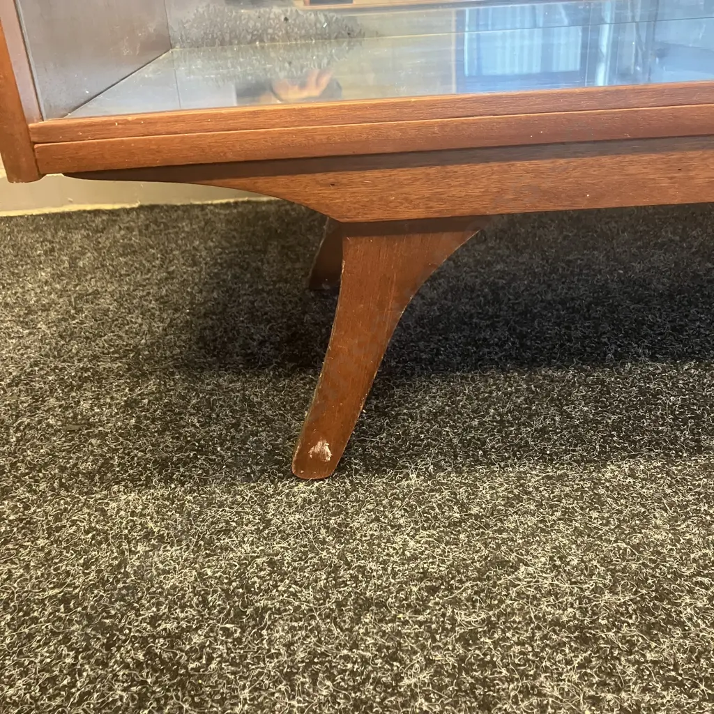 Mid-Century Mahogany Display Cabinet, Mirrored Interior, Glass Shelf & Sliding Glass Doors. H79 W105 D39cm (As Found) Image 1++